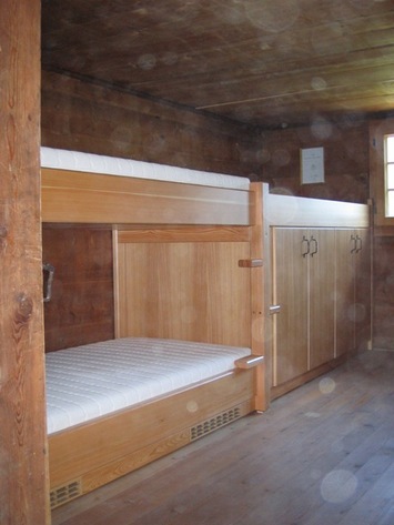Massenlager in Alphütte, mit integrierten Schränken Massenlager in Alphütte, mit integrierten Schränken